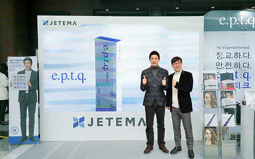 기념 촬영하는 (좌)전속모델 배우 권상우 (우)제테마 대표이사 김재영. 제테마 제공
